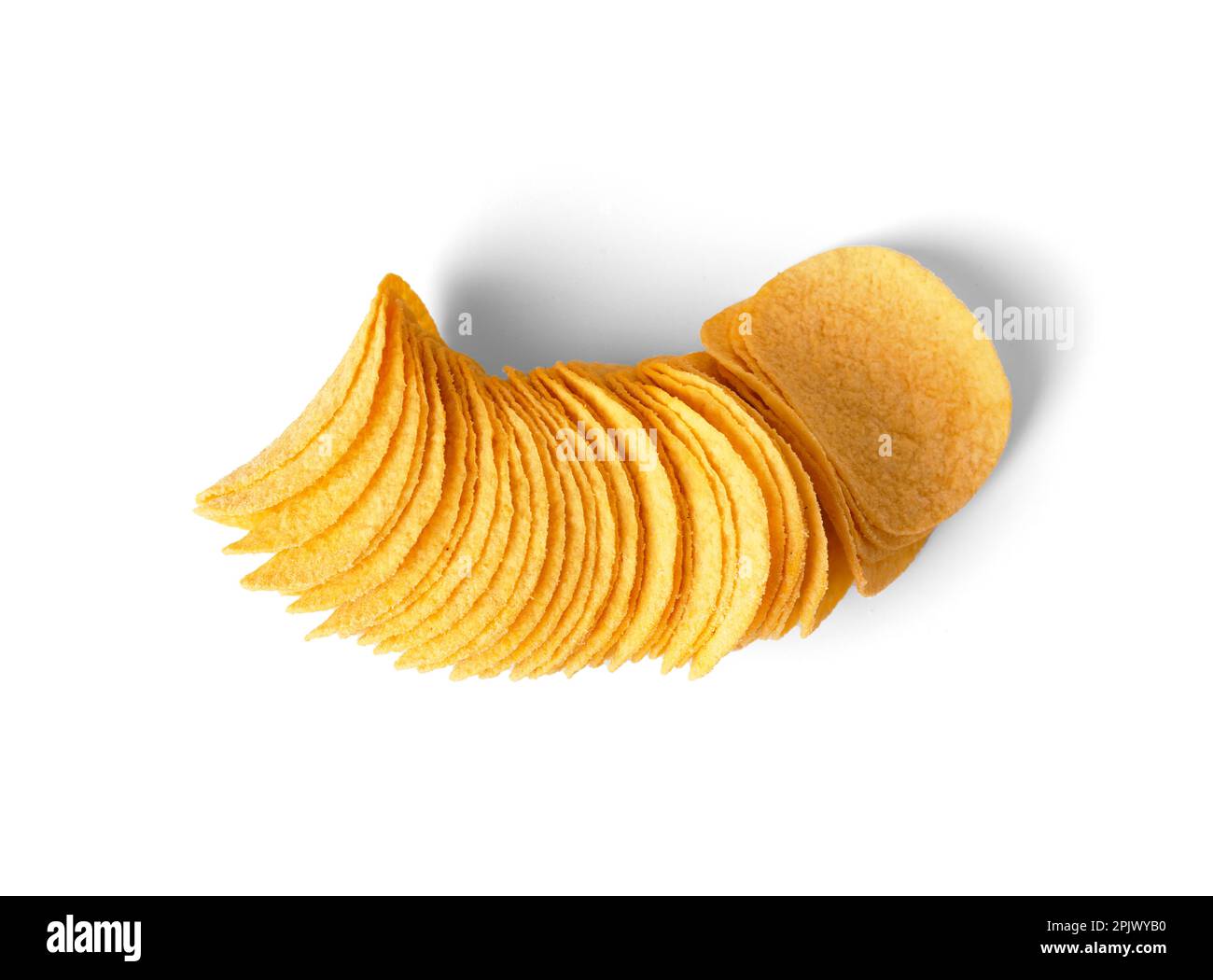 Patatine di una bella forma identica isolato su uno sfondo bianco primo piano vista dall'alto. Cibo spazzatura, spuntini alla birra. Foto Stock