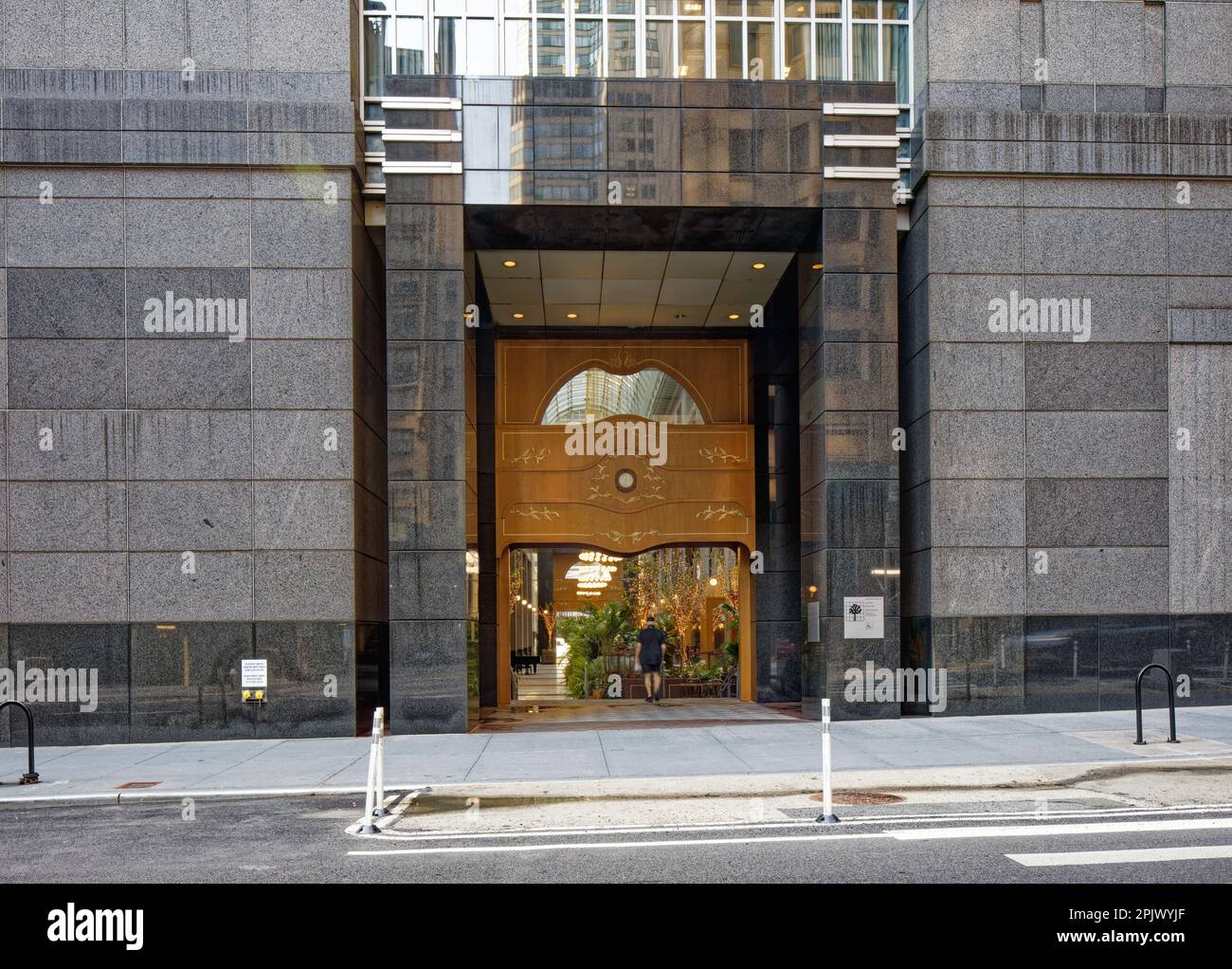 L'ingresso laterale alla 1325 Avenue of the Americas è un passaggio tra West 53rd e West 54th Street, con il ristorante la Grande Boucherie nel mezzo. Foto Stock