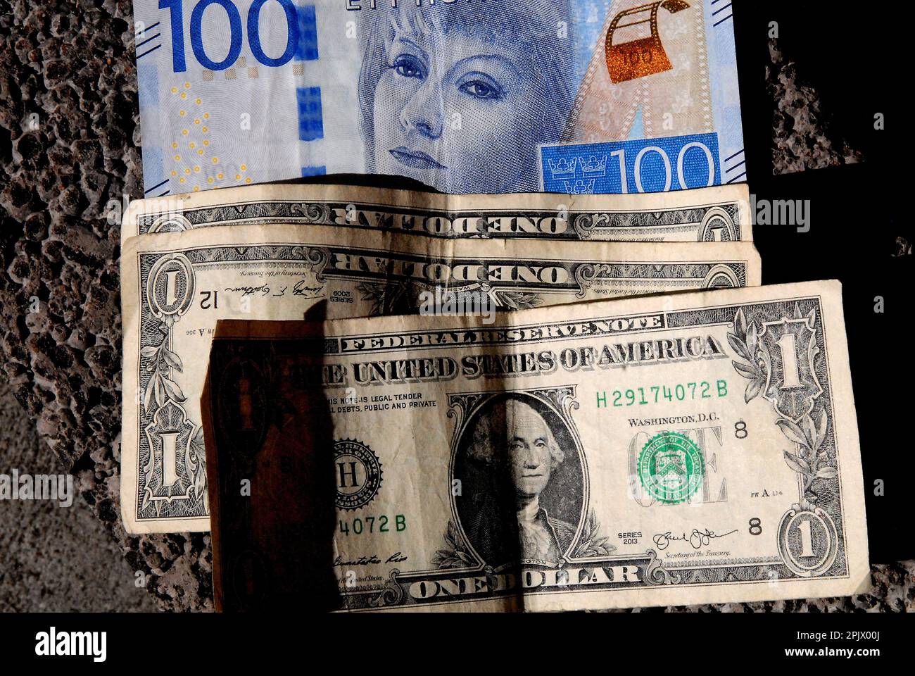 Kastrup/Copenhagen /Danimarca/04 aprile 2023/corone svedesi vers dollaro usa e urrency euo o currency note svedesi in Kastrup Copenhegen Danimarca. (Foto.Francis Joseph Dean/immagini del decano) Foto Stock