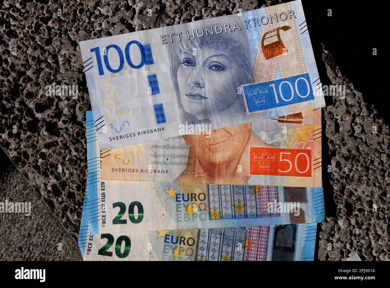 Kastrup/Copenhagen /Danimarca/04 aprile 2023/corone svedesi vers dollaro usa e urrency euo o currency note svedesi in Kastrup Copenhegen Danimarca. (Foto.Francis Joseph Dean/immagini del decano) Foto Stock