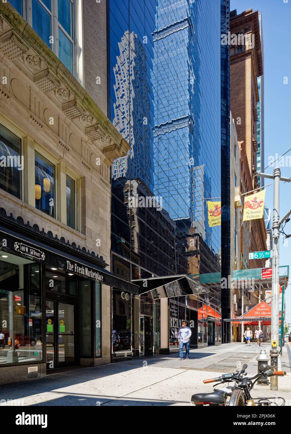 La Metropolitan Tower presenta una facciata in vetro nero riflettente e minimalista che si trova sulla West 57th Street, in contrasto con la facciata della West 56th Street. Foto Stock