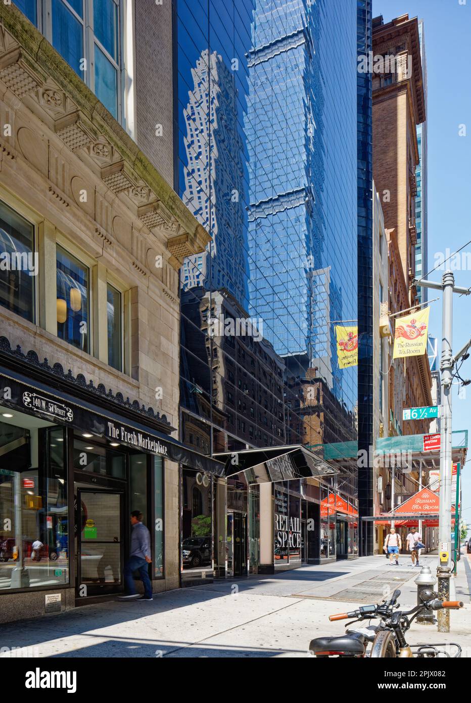 La Metropolitan Tower presenta una facciata in vetro nero riflettente e minimalista che si trova sulla West 57th Street, in contrasto con la facciata della West 56th Street. Foto Stock