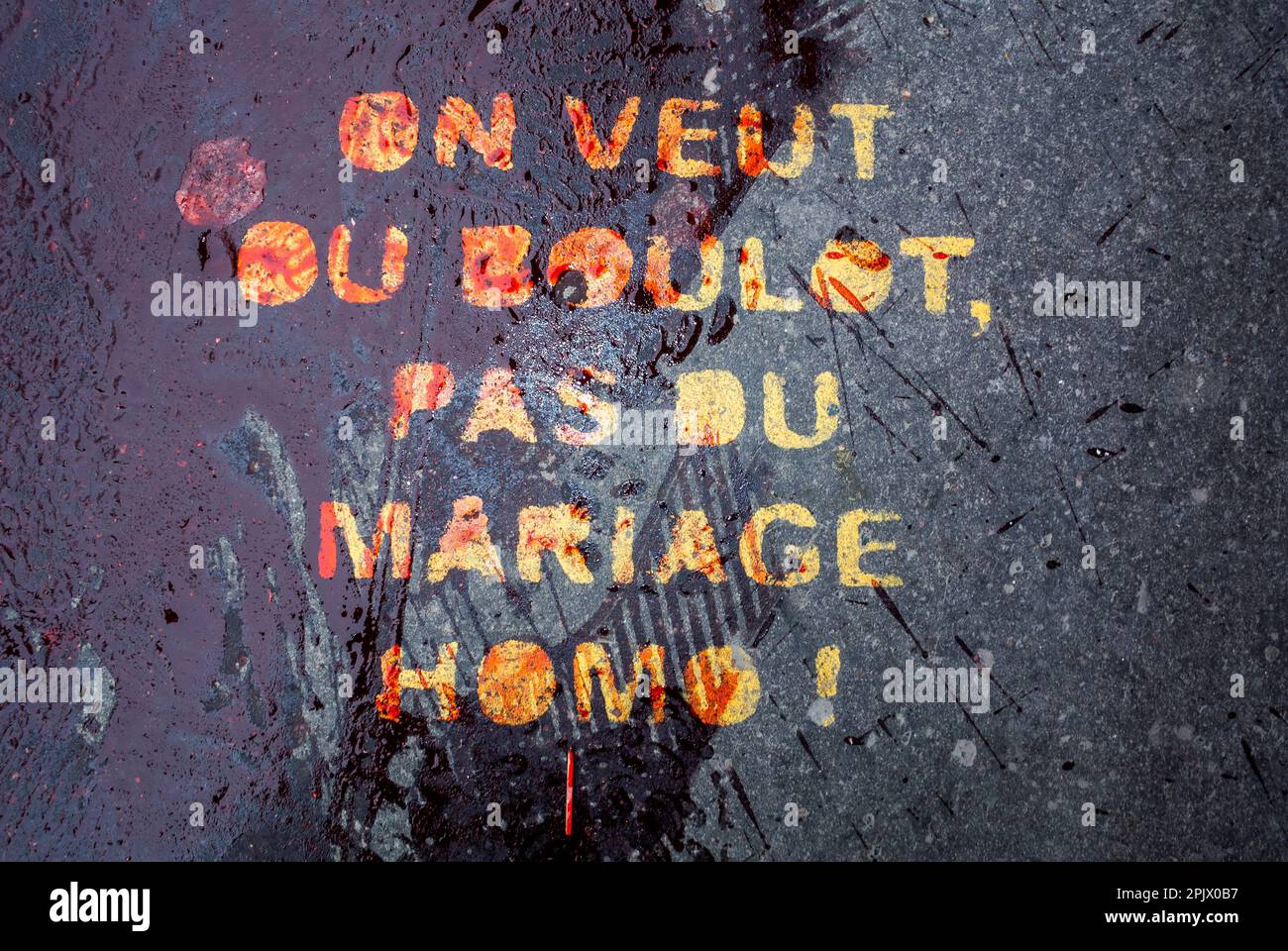 Parigi, Francia, dettaglio, Street Graffitti opponendosi al matrimonio gay, "We Want Jobs, Not Gay Marriage" con sangue falso, 2013 tag homophobe, Foto Stock