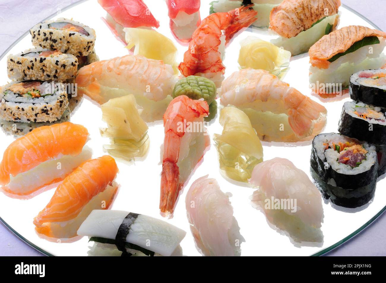 Un vassoio con misto di pesce crudo giapponese, legno di mare e riso; sushi; sashimi; takoyaki; yakitori; okonomiyaki; Foto Stock