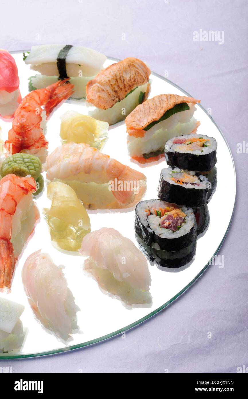 Un vassoio con misto di pesce crudo giapponese, legno di mare e riso; sushi; sashimi; takoyaki; yakitori; okonomiyaki; Foto Stock