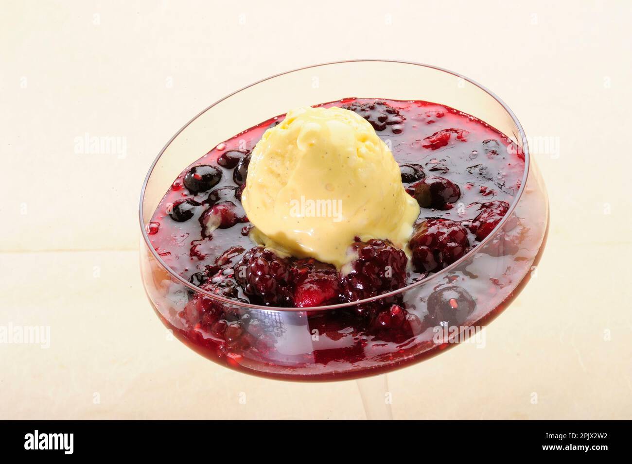 Gelato al riso con frutti rossi. Foto Stock