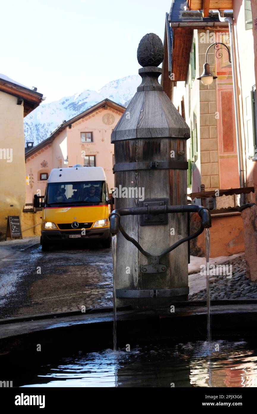 Fontana pubblica nel villaggio di Guarda, Engadin, Svizzera Foto Stock