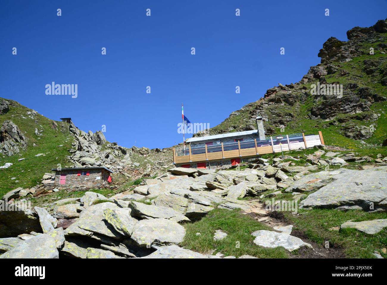 Il rifugio Carate Brianza, tappa dell'escursione dal campo Moro e dall'Alpe Gera al rifugio Marinelli Bombardieri al Bernina 2.813 m. Foto Stock