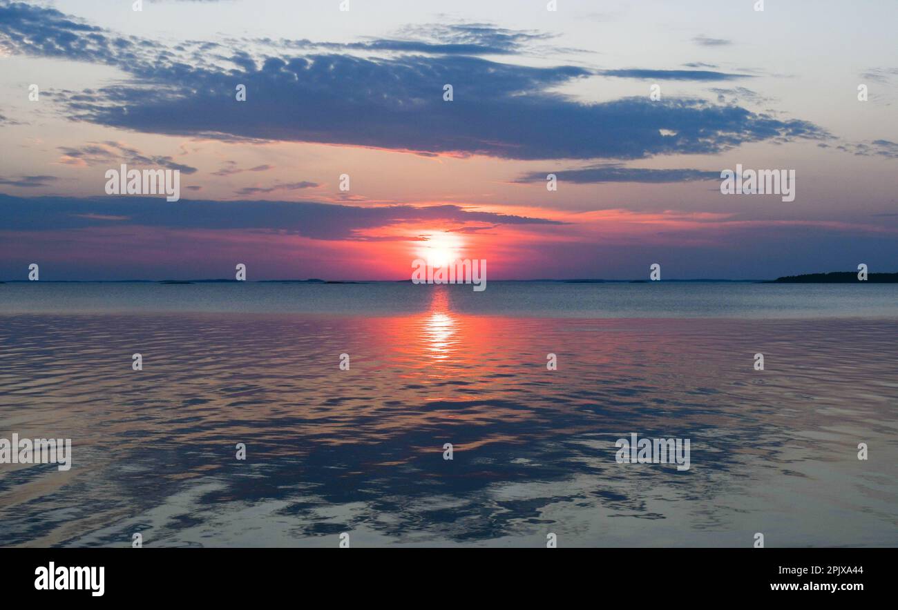 Tranquillità in mare la sera di tarda estate nell'arcipelago in Finlandia Foto Stock