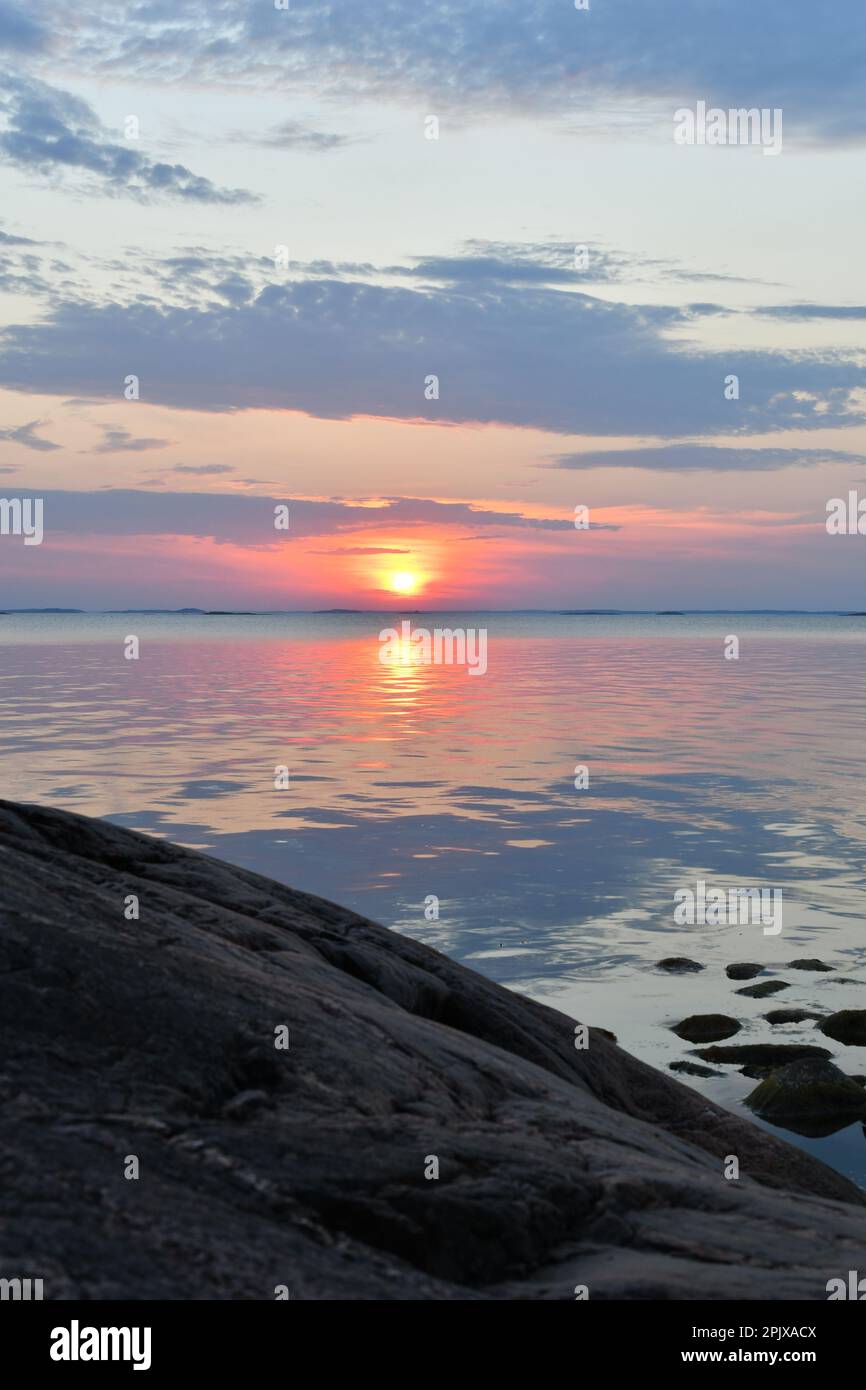 Mare calmo la sera di agosto nell'arcipelago in Finlandia Foto Stock