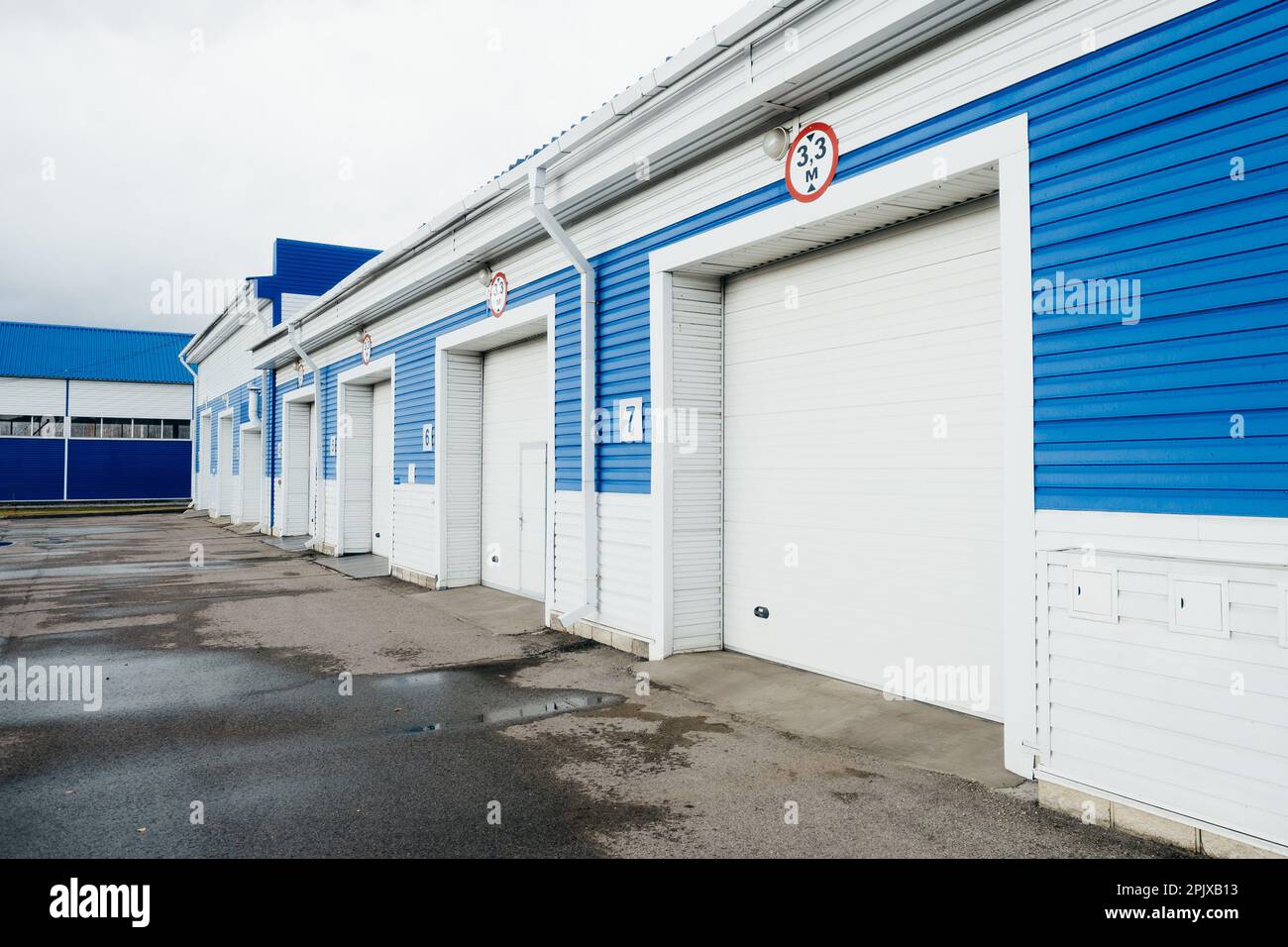 Garage moderno con cancelli automatici per camion e grandi auto. Vista esterna.. Foto Stock