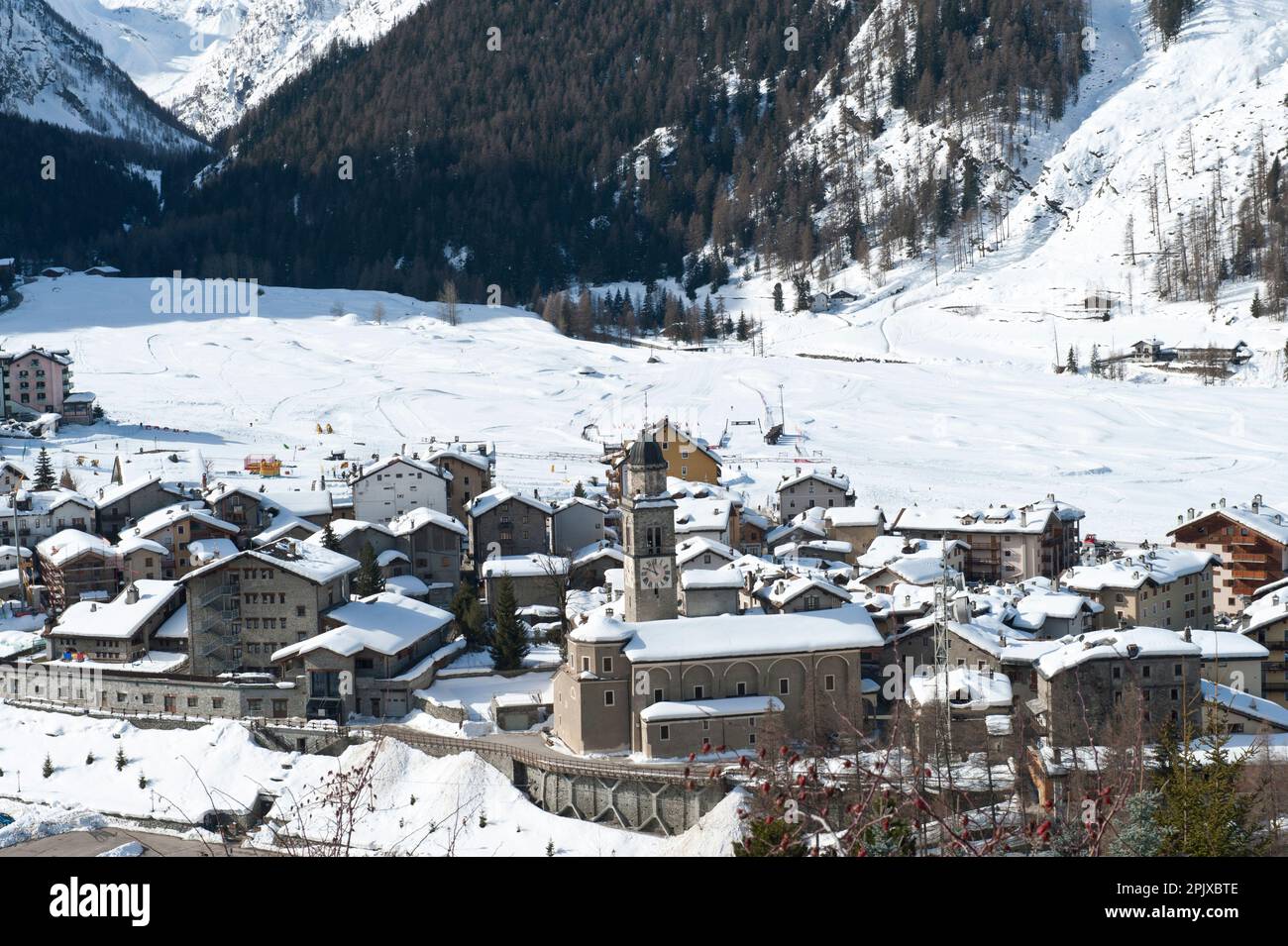 La città di Cogne ai piedi del gruppo Gran Paradiso. Valle d'Aosta, Italia, Europa Foto Stock