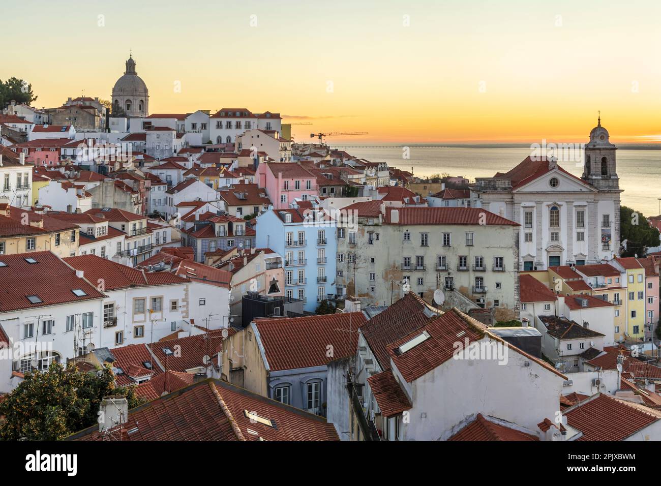 Centro storico di Alfama all'alba visto dal punto di osservazione Miradouro das Portas do Sol a Lisbona, Portogallo Foto Stock