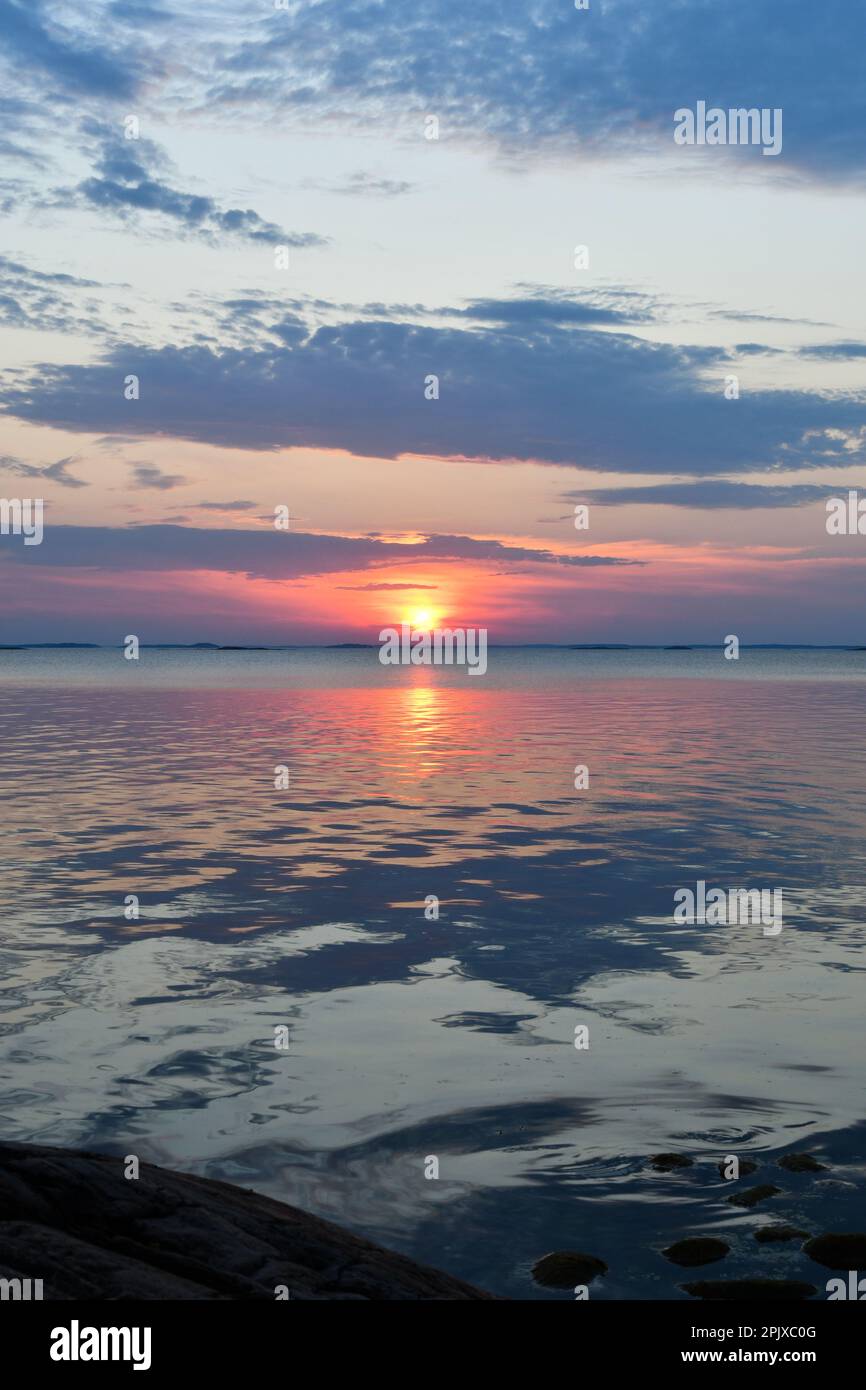 Mare calmo la sera di agosto nell'arcipelago in Finlandia Foto Stock