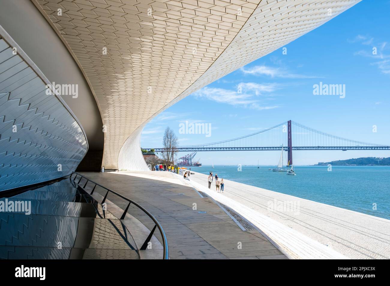 Il MAAT (Museo d'Arte, architettura e tecnologia), al confine con il fiume Tago, progettato dall'architetto britannico Amanda Levete. Lisbona, Portogallo Foto Stock