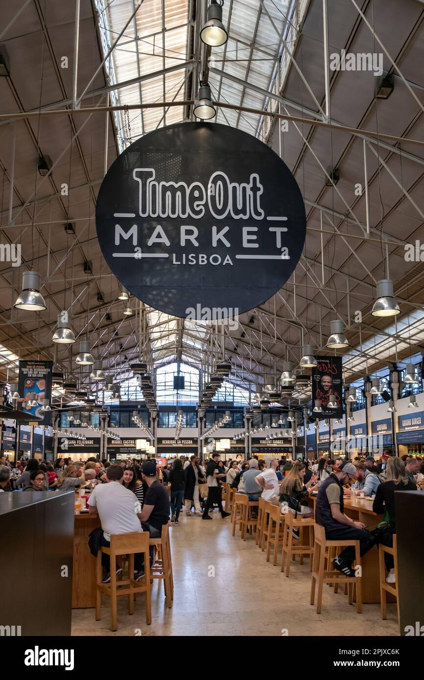 Time out Market è una sala ristorazione e una delle principali attrazioni turistiche situata a Mercado da Ribeira a Cais do Sodre a Lisbona, Portogallo Foto Stock