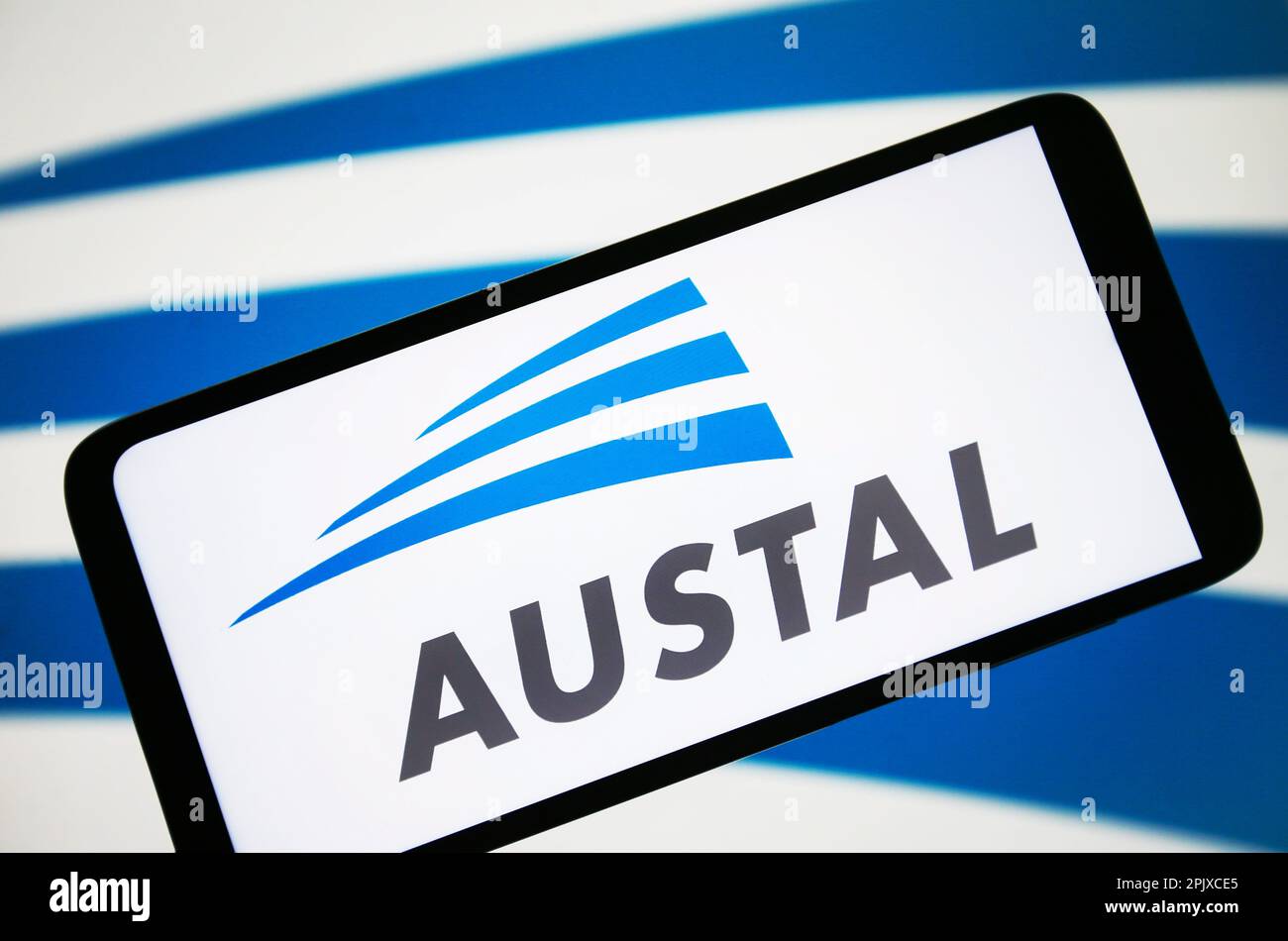Ucraina. 03rd Apr, 2023. In questa immagine, sullo schermo dello smartphone viene visualizzato il logo Austal Limited. Credit: SOPA Images Limited/Alamy Live News Foto Stock
