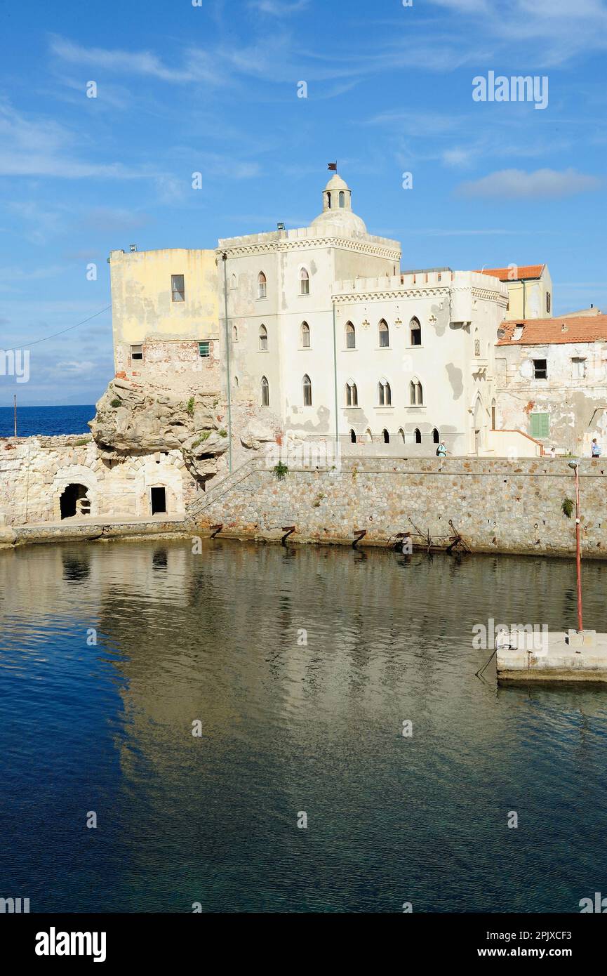 Pianosa, un'isola dell'Arcipelago Toscano, sede di una prigione fino al 2011, oggi una Riserva Naturale accoglie un massimo di 250 visitatori al giorno. Pianosa; T Foto Stock