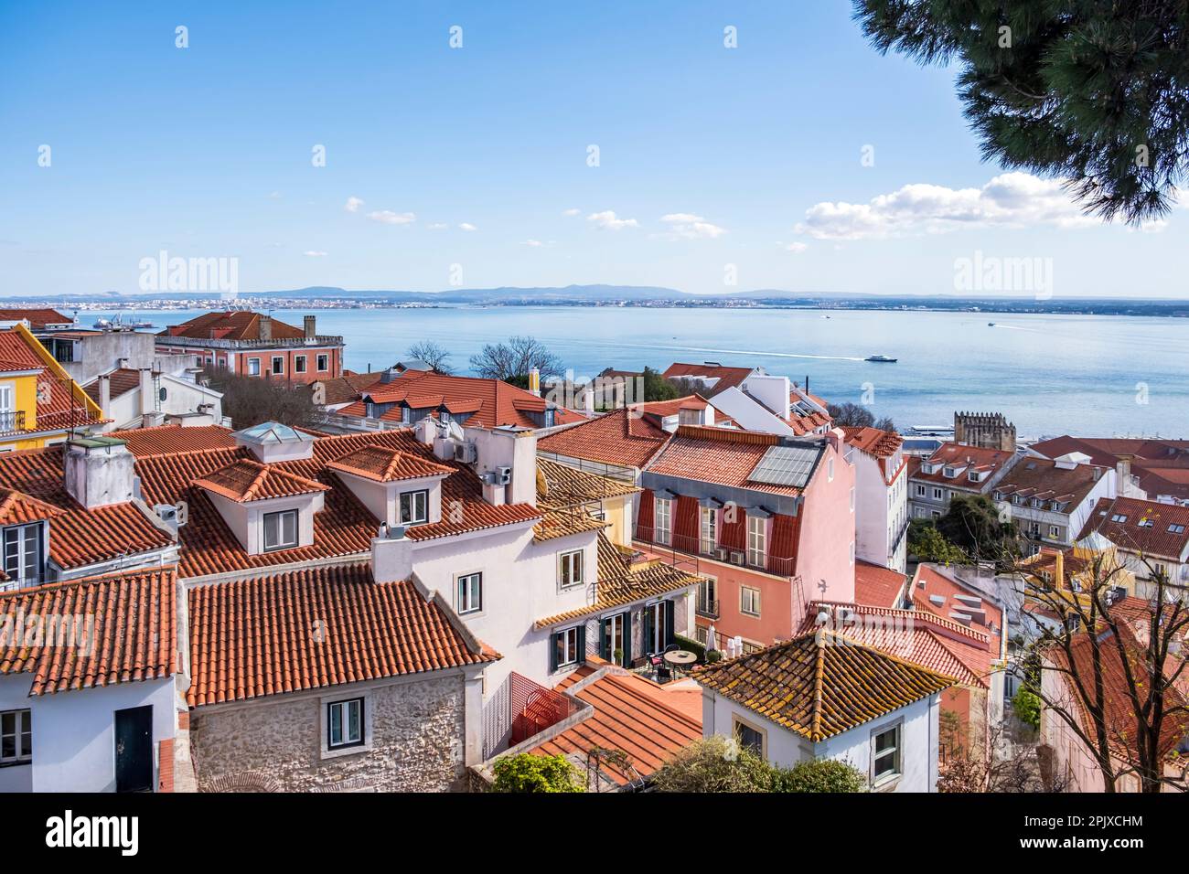 Vista del fiume Tago sui tetti di Lisbona, Portogallo. Lisbona Foto Stock
