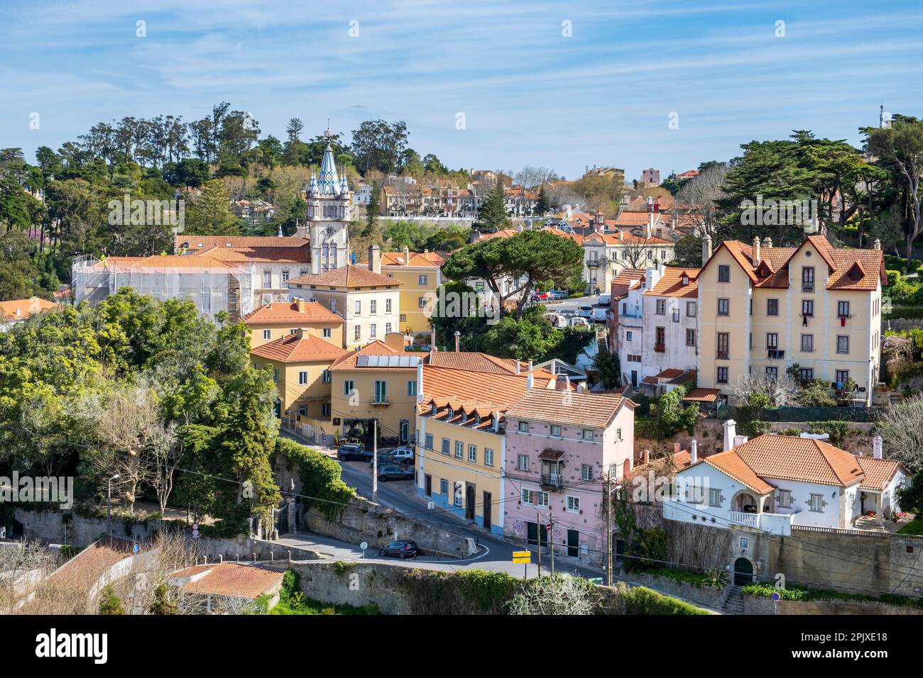 La storica città di Sintra, ai piedi delle montagne portoghesi di Sintra, vicino alla capitale, Lisbona. Foto Stock
