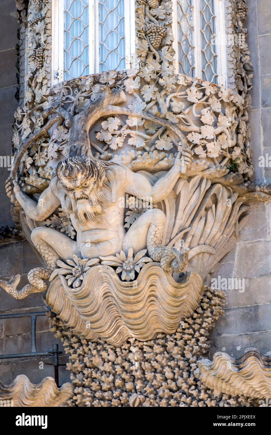 Scultura del Tritone - il Dio greco del mare, sopra una porta di ingresso al Palácio da pena, conosciuto anche come il Palacio Nacional da pena, a Sintra, Portogallo Foto Stock