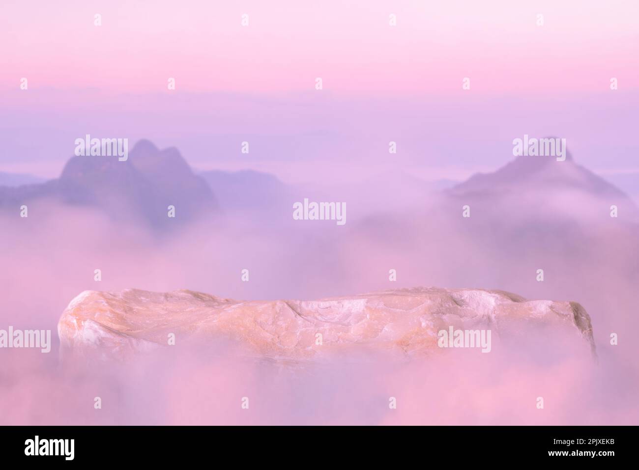 Podio di pietra all'aperto su cielo rosa pastello morbida nuvola con montagna nebbiosa natura paesaggio background.Beauty cosmetica posizionamento prodotto piedistallo presente Foto Stock