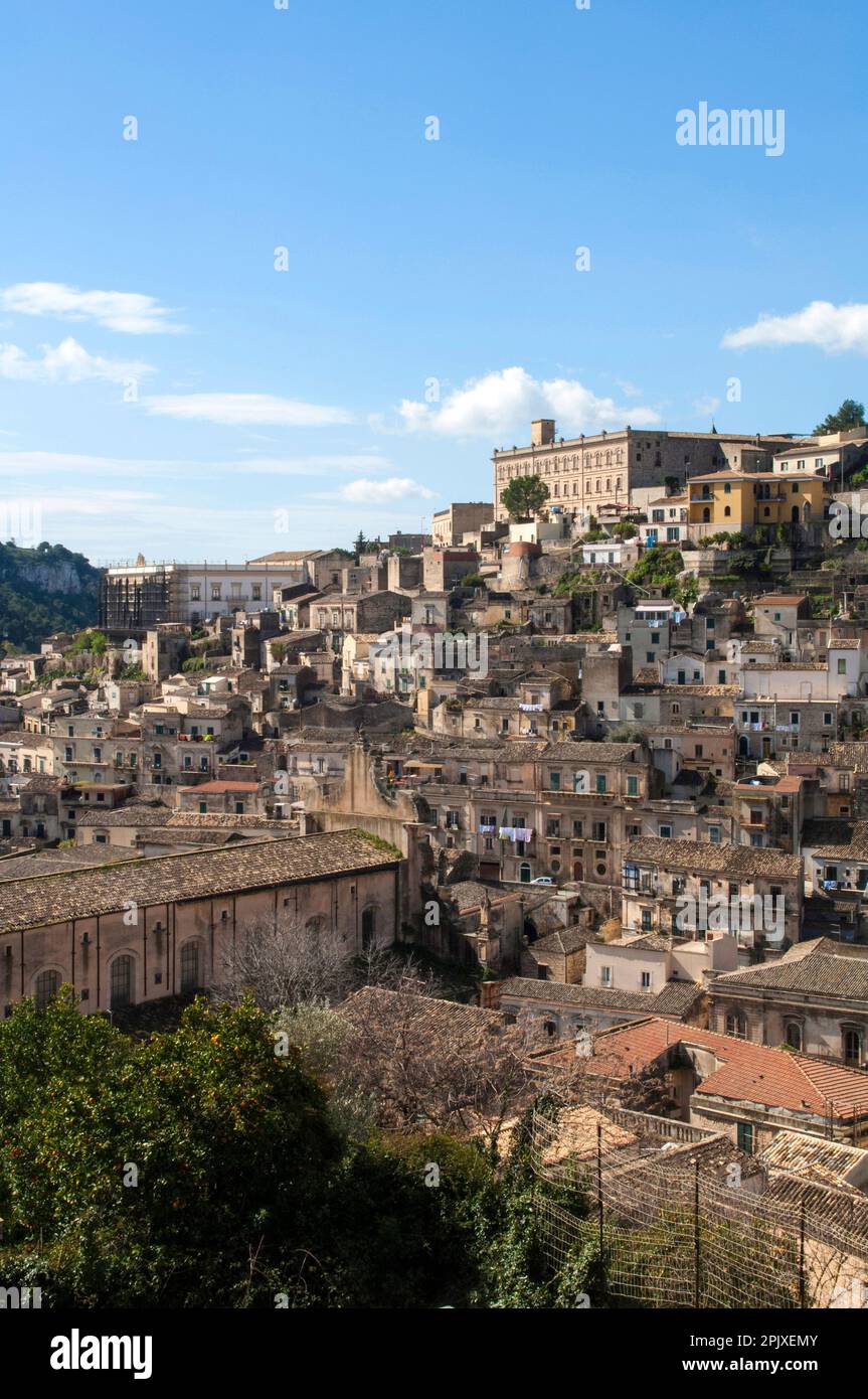 Vista sul quartiere Cartellone, sopra il Convento Benedettino, città di Modica, Ragusa, Sicilia, Italia, Europa; patrimonio mondiale dell'UNESCO Foto Stock