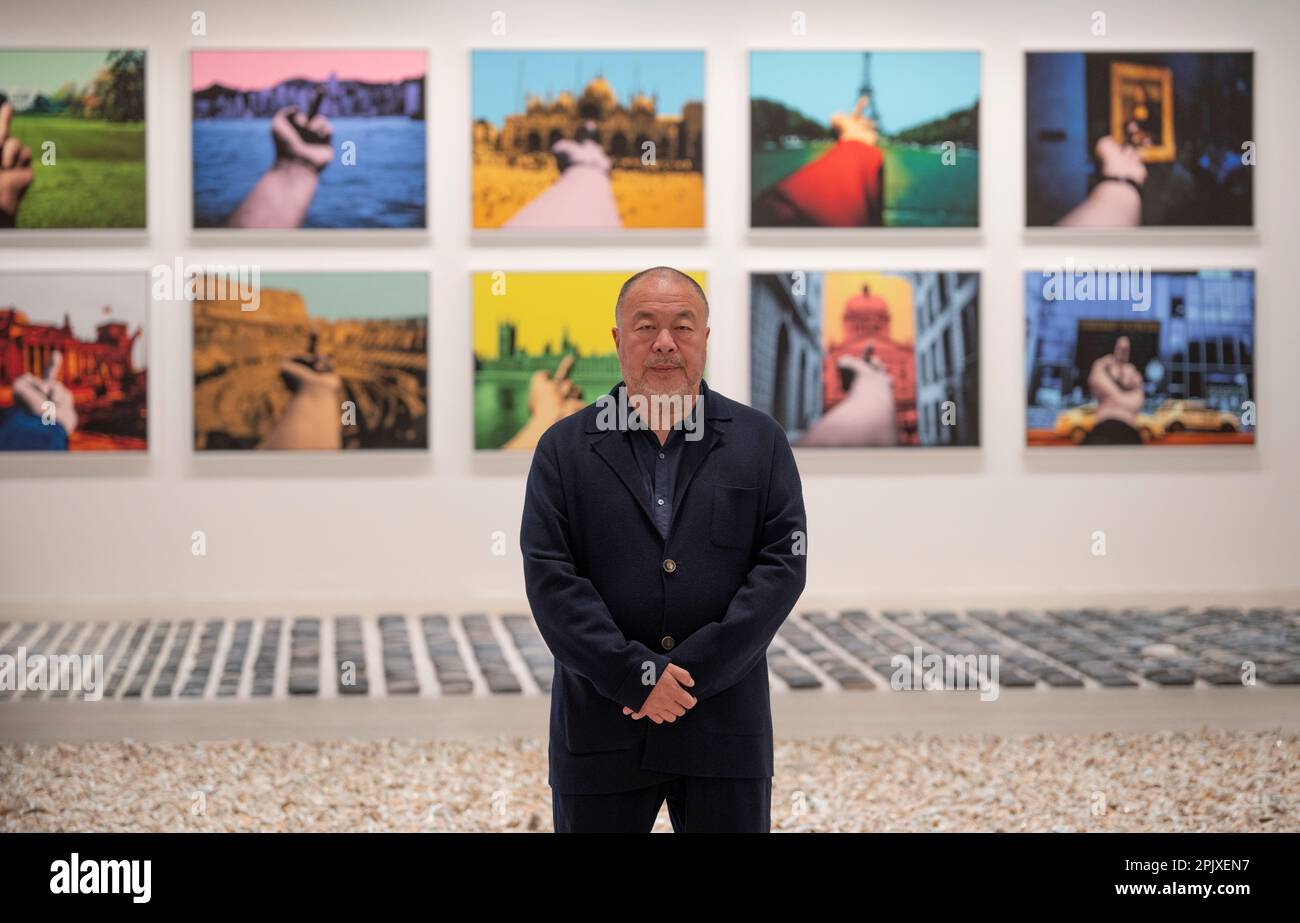 Design Museum, Londra, Regno Unito. 4th Apr, 2023. L'artista ai Weiwei svela la sua nuova grande mostra al Design Museum. Ai Weiwei: Making Sense mostra è la prima volta che l'artista si concentra sul design e l'architettura, con opere mai mostrate prima nel Regno Unito, nonché nuovi importanti pezzi esposti per la prima volta. Immagine: Ai Weiwei davanti a Studio di prospettiva, 2022, stampe. Credit: Malcolm Park/Alamy Live News Foto Stock