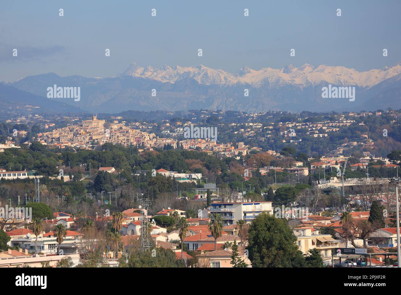 Vista dall'alto da Villeneuve Loubet al vecchio villaggio di Cagnes sur mer e le montagne innevate del Mercantour Foto Stock