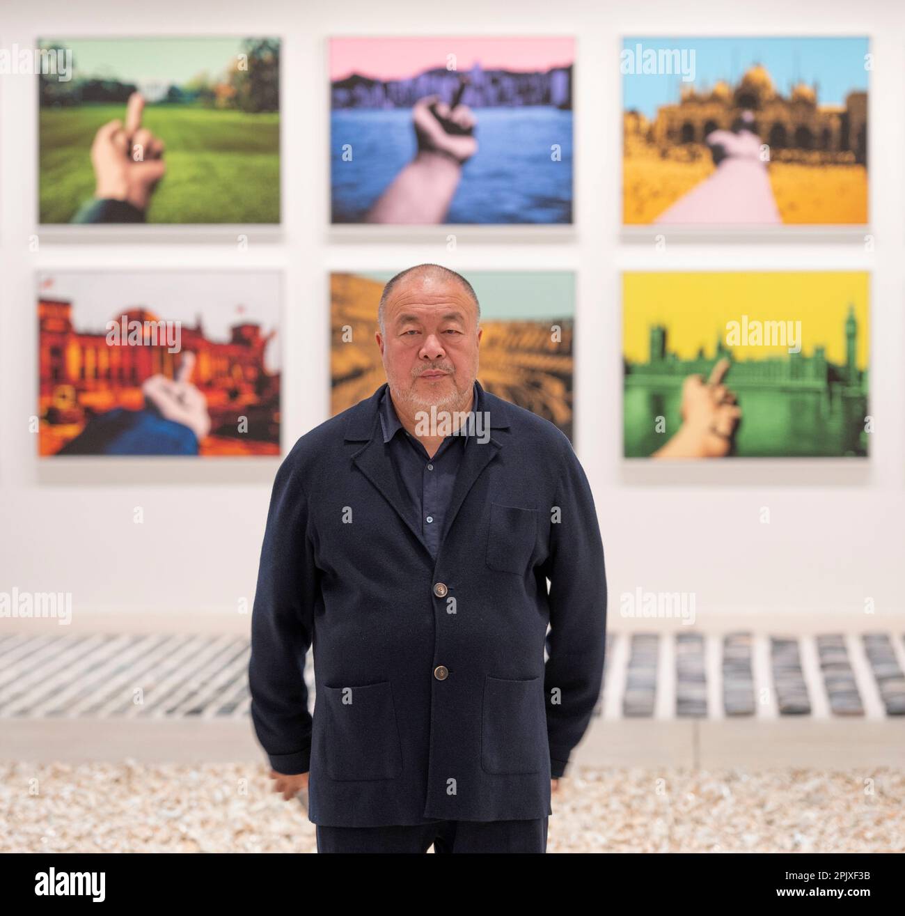 Design Museum, Londra, Regno Unito. 4th Apr, 2023. L'artista ai Weiwei svela la sua nuova grande mostra al Design Museum. Ai Weiwei: Making Sense mostra è la prima volta che l'artista si concentra sul design e l'architettura, con opere mai mostrate prima nel Regno Unito, nonché nuovi importanti pezzi esposti per la prima volta. Immagine: Ai Weiwei davanti a Studio di prospettiva, 2022, stampe. Credit: Malcolm Park/Alamy Live News Foto Stock