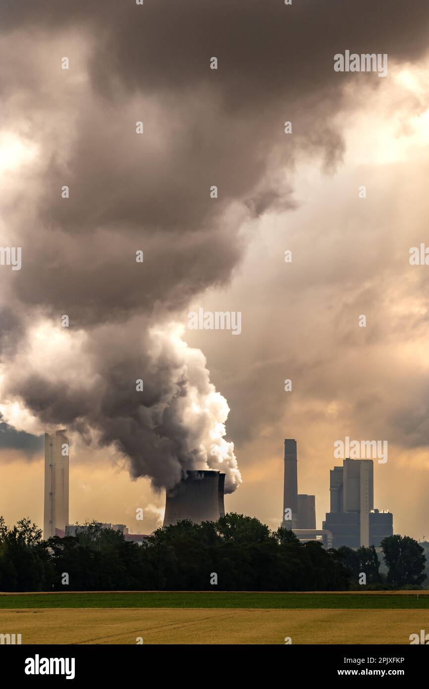 Centrali elettriche fabbrica di camino emissioni che causano inquinamento atmosferico. Foto Stock
