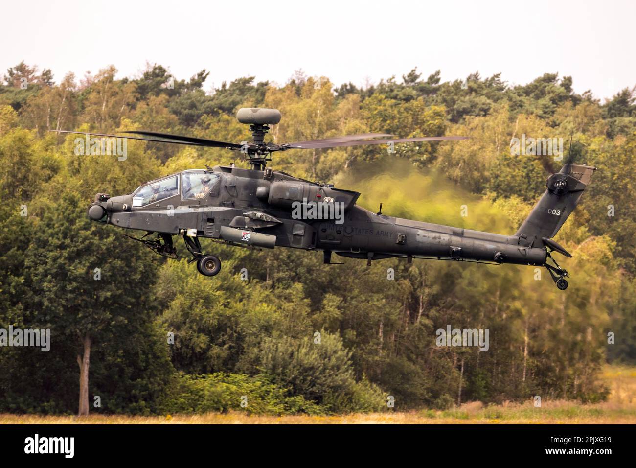 US Army Boeing AH-64D Apache attaccare elicottero in volo. Brabant, Paesi Bassi - 3 luglio 2020 Foto Stock