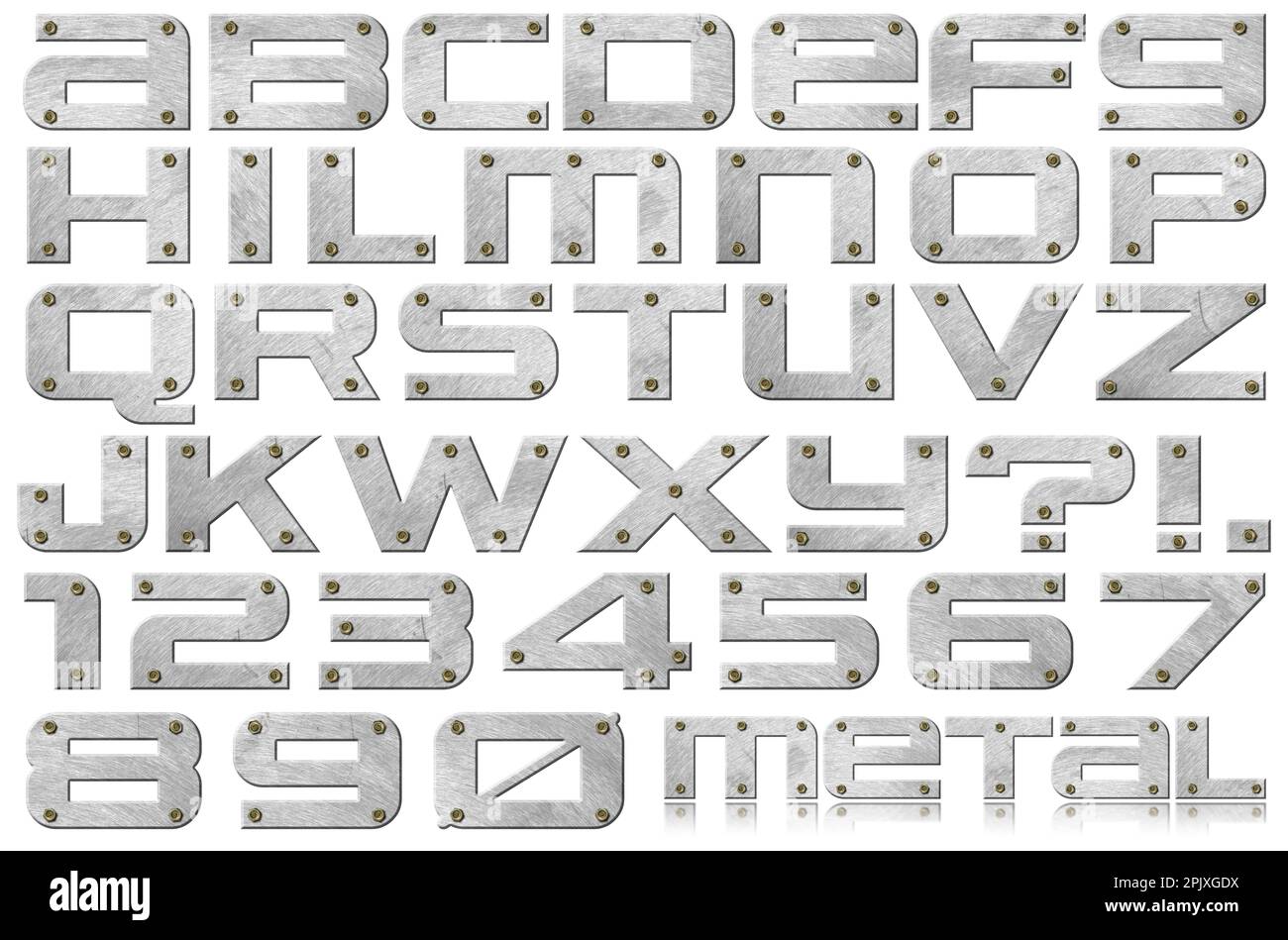 Lettere e numeri alfabetici metallici, con bulloni, isolati su sfondo bianco. Foto Stock
