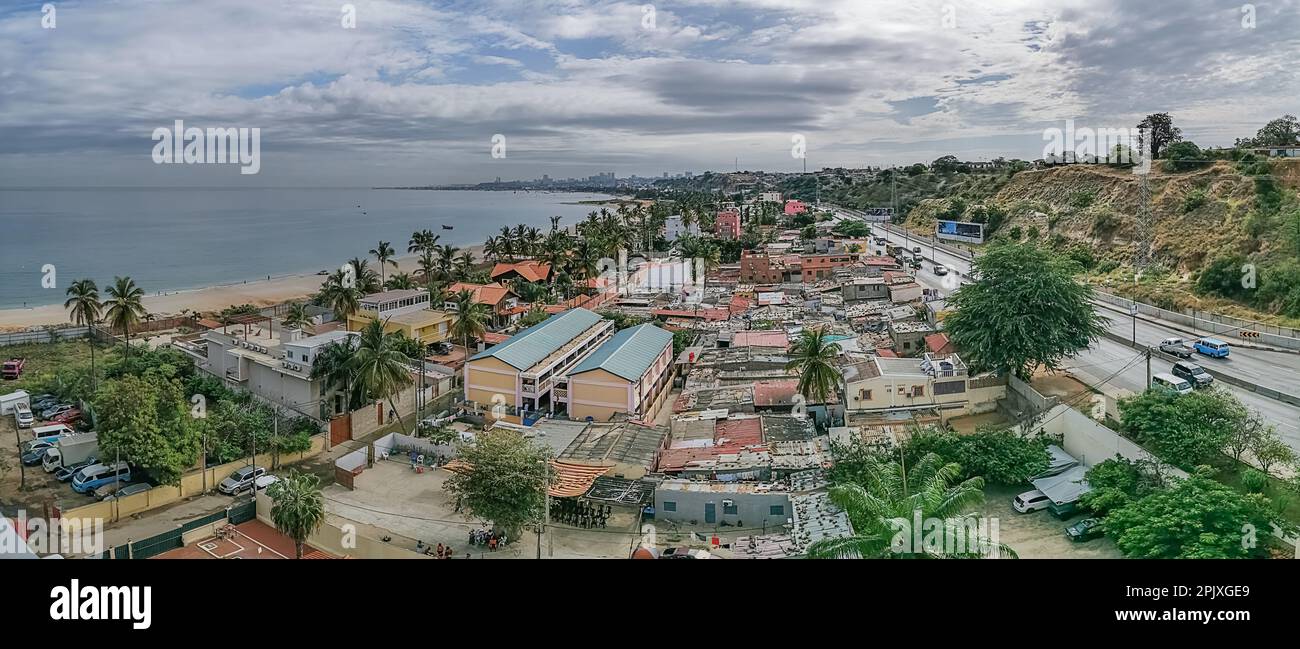 Luanda Angola - 08 24 2023: Vista aerea sulla strada samba nel centro di Luanda con strada, veicoli ed edifici Foto Stock