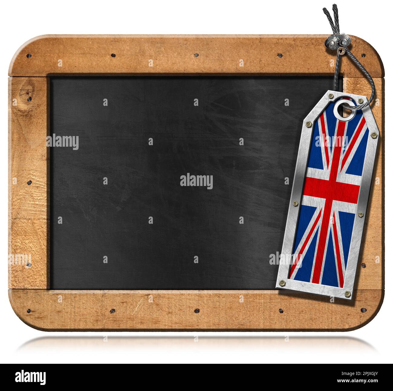 Lavagna vuota con cornice in legno e spazio per le copie, e un'etichetta metallica con la bandiera inglese (Union Jack Flag). Isolato su sfondo bianco. Foto Stock
