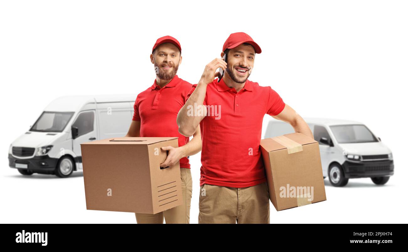 Due addetti alla consegna con scatole di cartone e furgoni bianchi che utilizzano uno smartphone isolato su sfondo bianco Foto Stock