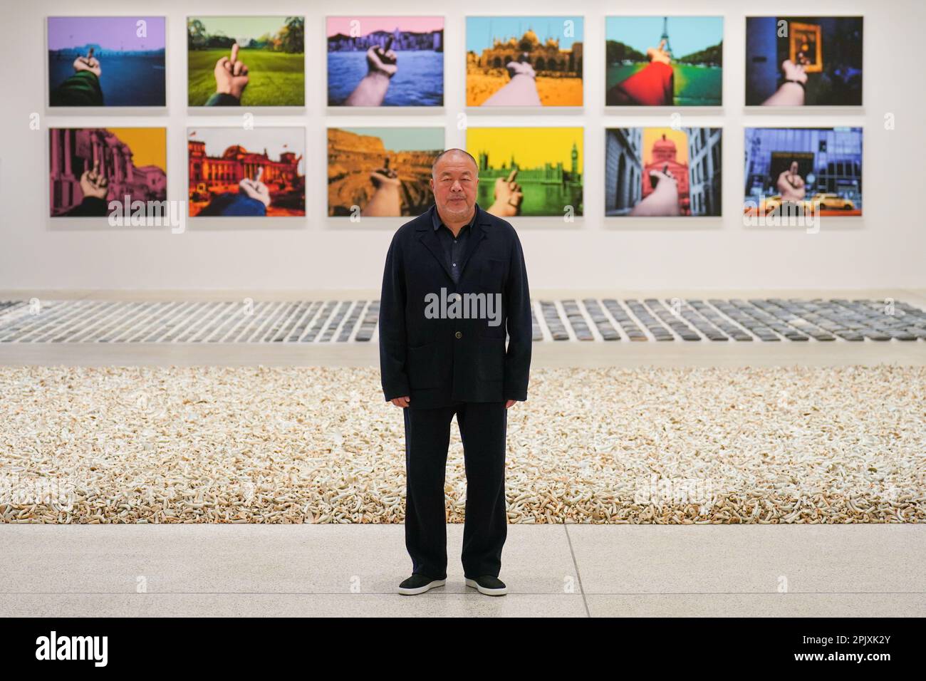 Ai Weiwei durante un invito fotografico per la mostra ai Weiwei: Making Sense al Design Museum di Londra. È la prima mostra dell'artista a concentrarsi sul design e l'architettura, ed è la sua più grande mostra nel Regno Unito in otto anni. Data immagine: Martedì 4 aprile 2023. Foto Stock