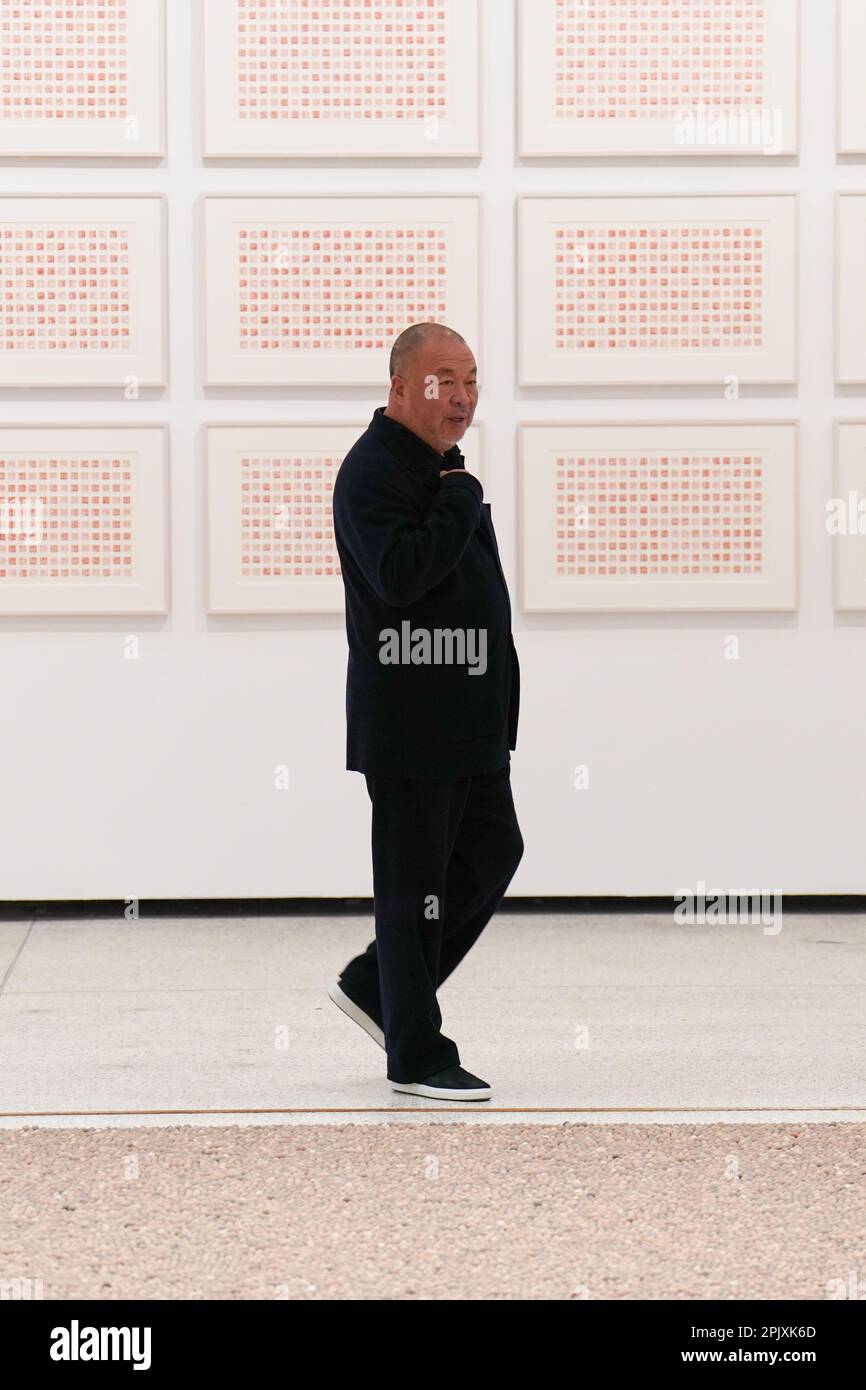 Ai Weiwei durante un invito fotografico per la mostra ai Weiwei: Making Sense al Design Museum di Londra. È la prima mostra dell'artista a concentrarsi sul design e l'architettura, ed è la sua più grande mostra nel Regno Unito in otto anni. Data immagine: Martedì 4 aprile 2023. Foto Stock