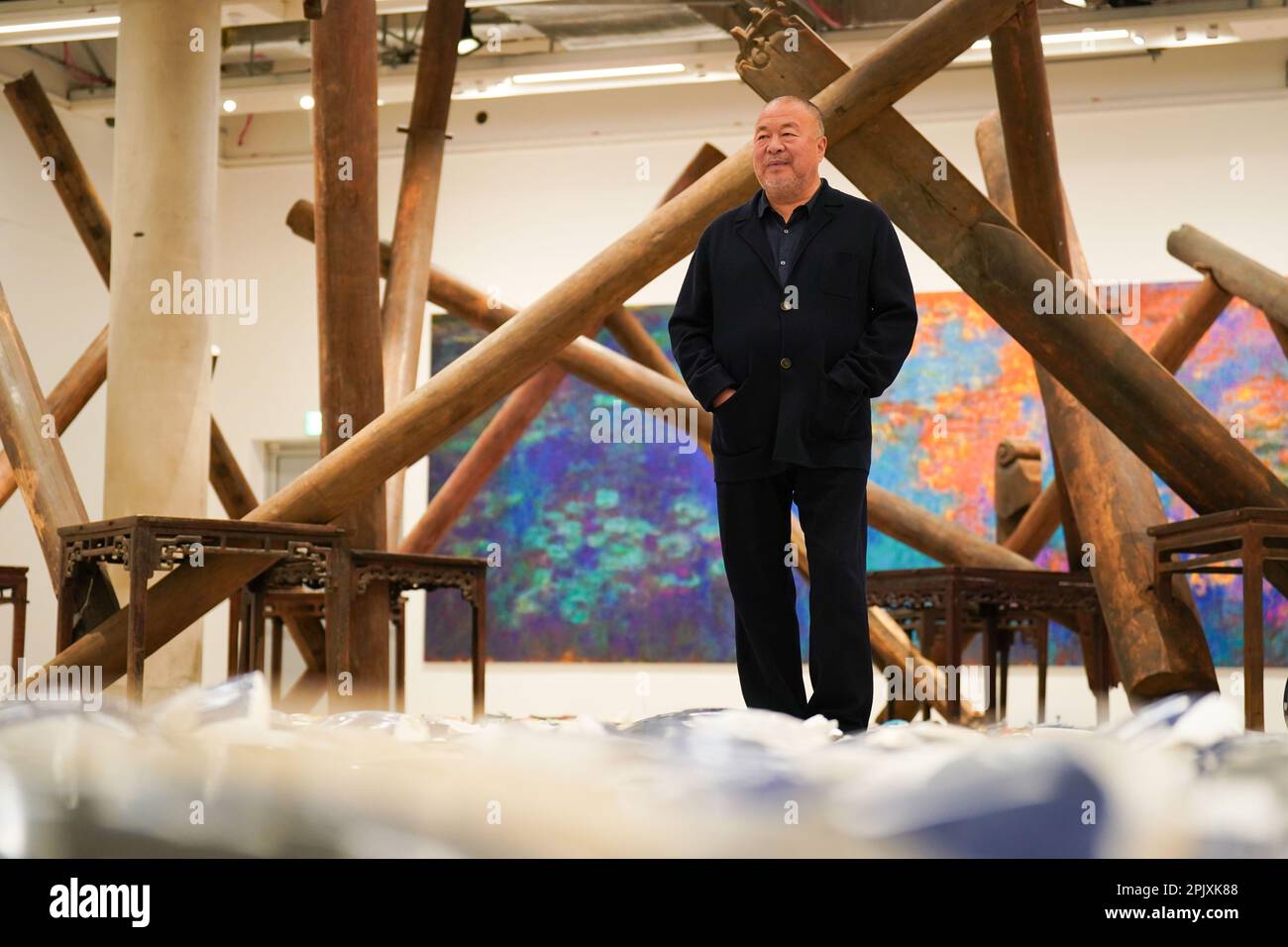 Ai Weiwei durante un invito fotografico per la mostra ai Weiwei: Making Sense al Design Museum di Londra. È la prima mostra dell'artista a concentrarsi sul design e l'architettura, ed è la sua più grande mostra nel Regno Unito in otto anni. Data immagine: Martedì 4 aprile 2023. Foto Stock