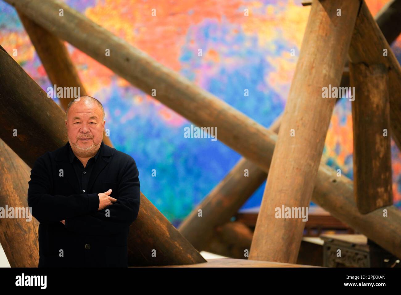 Ai Weiwei durante un invito fotografico per la mostra ai Weiwei: Making Sense al Design Museum di Londra. È la prima mostra dell'artista a concentrarsi sul design e l'architettura, ed è la sua più grande mostra nel Regno Unito in otto anni. Data immagine: Martedì 4 aprile 2023. Foto Stock