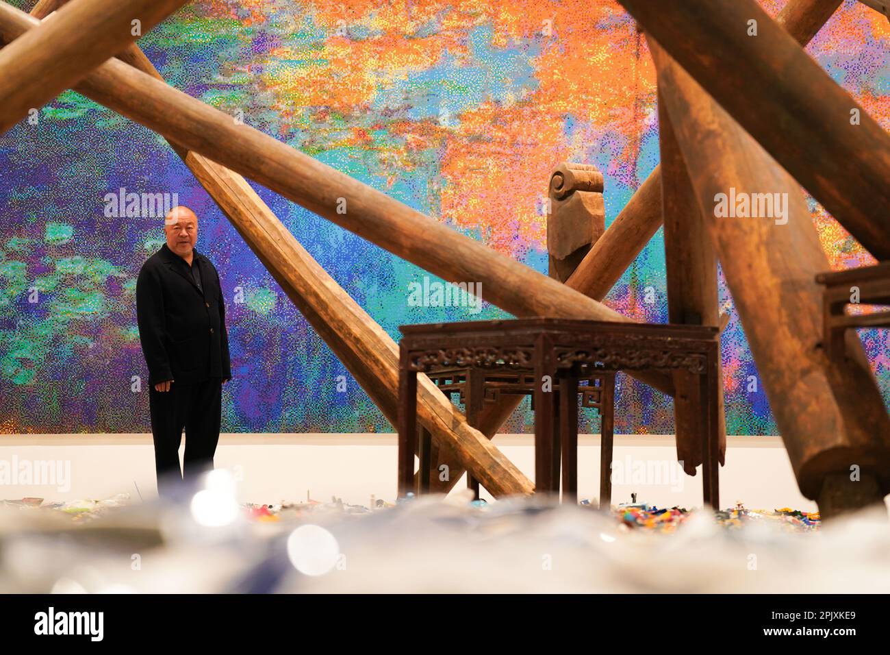 Ai Weiwei durante un invito fotografico per la mostra ai Weiwei: Making Sense al Design Museum di Londra. È la prima mostra dell'artista a concentrarsi sul design e l'architettura, ed è la sua più grande mostra nel Regno Unito in otto anni. Data immagine: Martedì 4 aprile 2023. Foto Stock