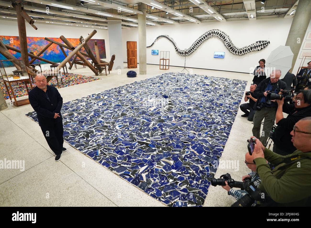 Ai Weiwei durante un invito fotografico per la mostra ai Weiwei: Making Sense al Design Museum di Londra. È la prima mostra dell'artista a concentrarsi sul design e l'architettura, ed è la sua più grande mostra nel Regno Unito in otto anni. Data immagine: Martedì 4 aprile 2023. Foto Stock