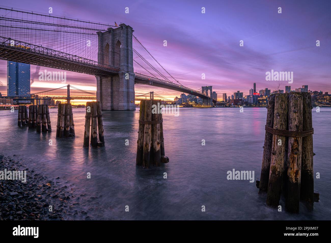 Ponte di Brooklyn all'alba, Manhattan, New York Foto Stock