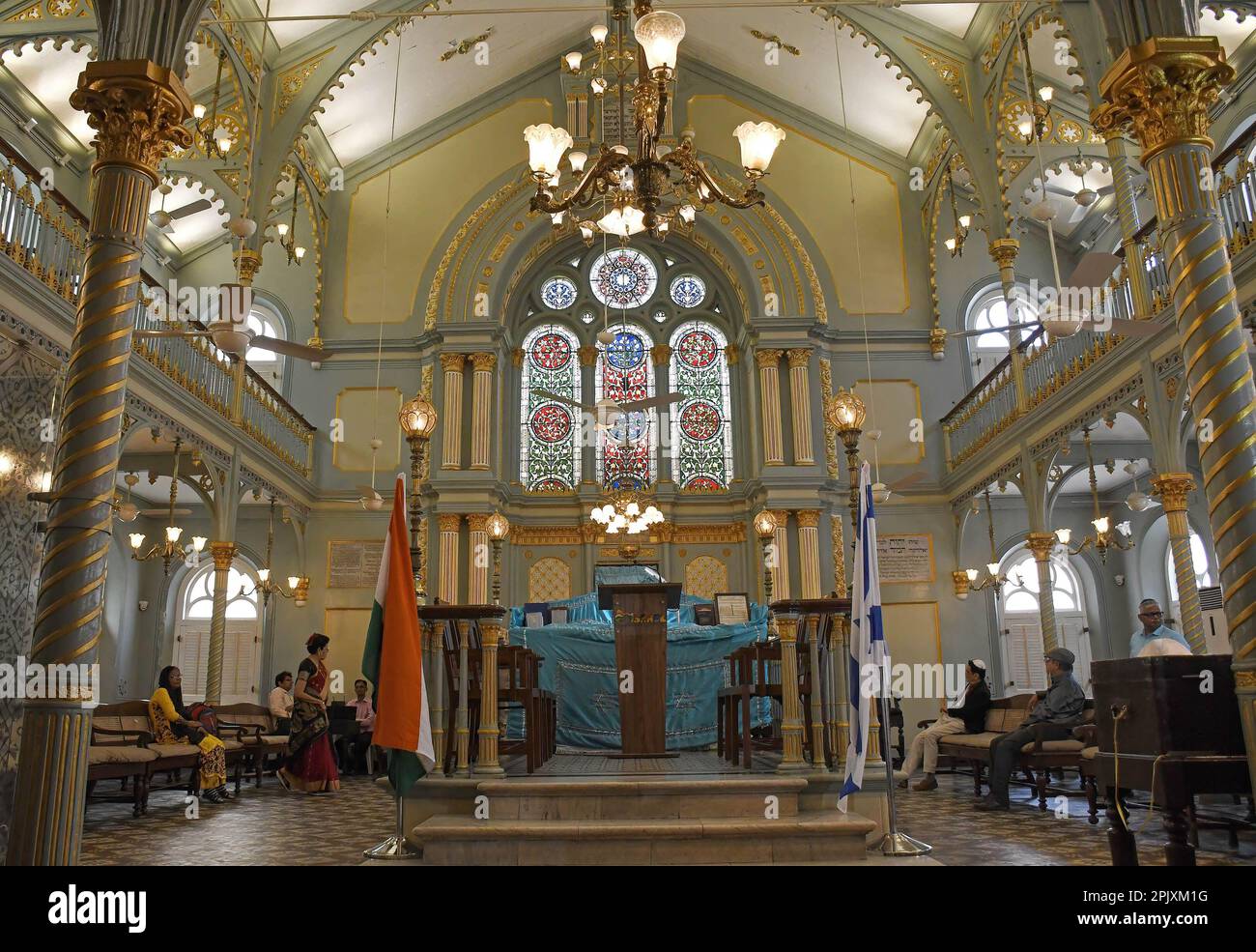 Mumbai, India. 04th Apr, 2023. La comunità ebraica si vede all'interno della sinagoga Keneseth Eliyahoo di Mumbai. (Foto di Ashish Vaishnav/SOPA Images/Sipa USA) Credit: Sipa USA/Alamy Live News Foto Stock