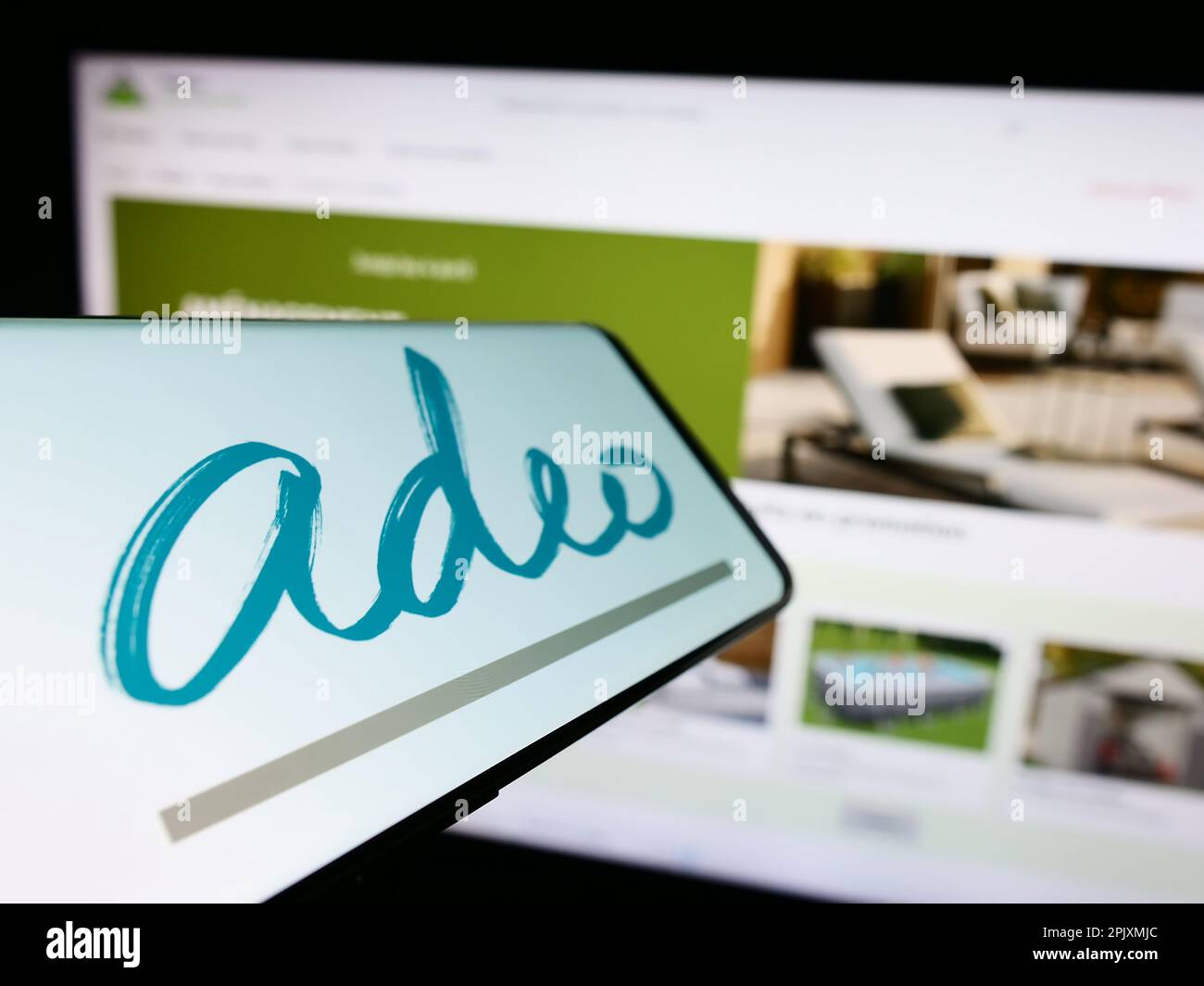 Smartphone con logo della società francese Adeo SA sullo schermo davanti al sito Web aziendale. Messa a fuoco al centro a sinistra del display del telefono. Foto Stock