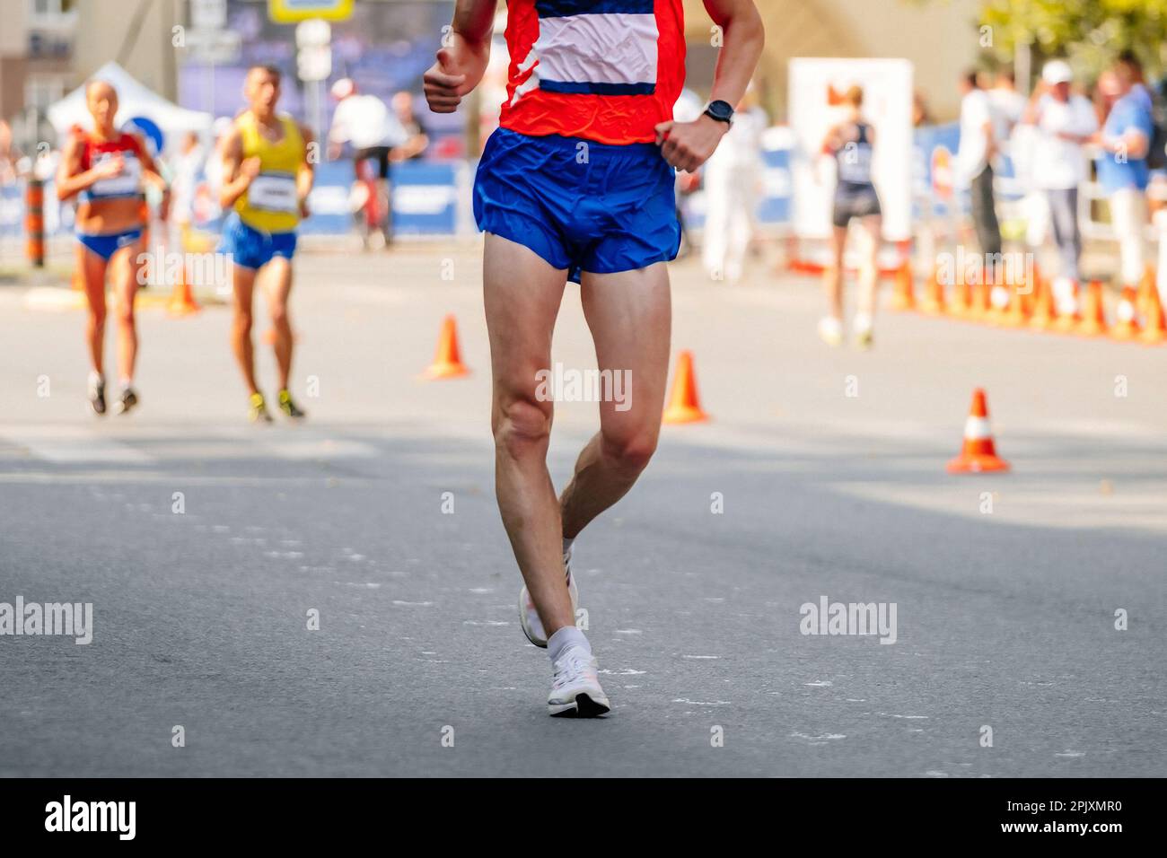 maschio racewalker distanza a piedi in gara di atletica, campionati di atletica estiva Foto Stock