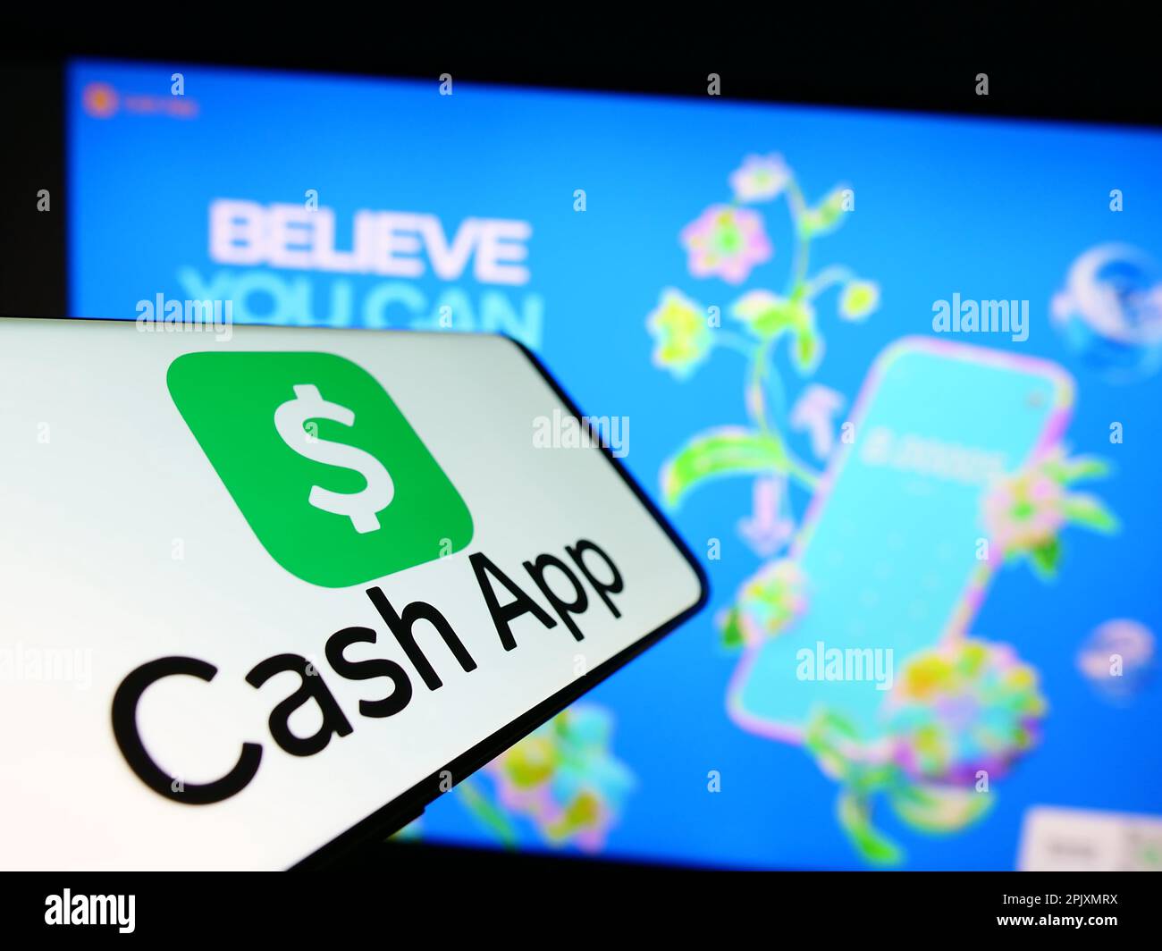 Cellulare con logo della società americana fintech Cash App Investing LLC sullo schermo di fronte al sito web aziendale. Messa a fuoco al centro del display del telefono. Foto Stock