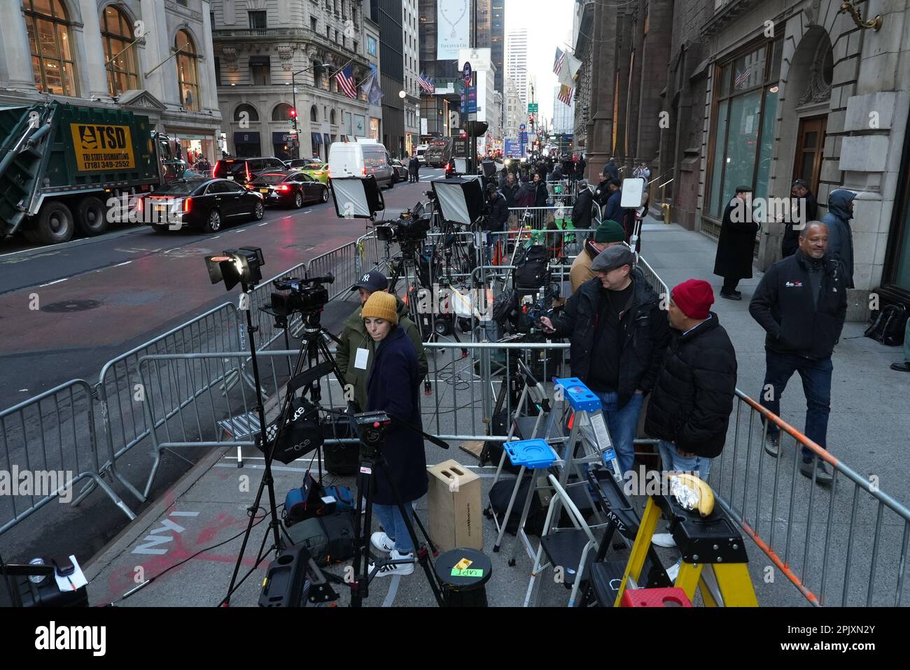 Membro dei media è visto fuori Trump Tower, martedì 4 aprile 2023 a New York. Si prevede che Trump si rechi a New York per far fronte alle spese legate ai pagamenti di denaro. Trump si trova di fronte a diverse accuse di falsificazione dei record aziendali, tra cui almeno un reato di reato, nell'accusa presentata da una grande giuria di Manhattan. Foto di John Nacion/UPI Credit: UPI/Alamy Live News Foto Stock