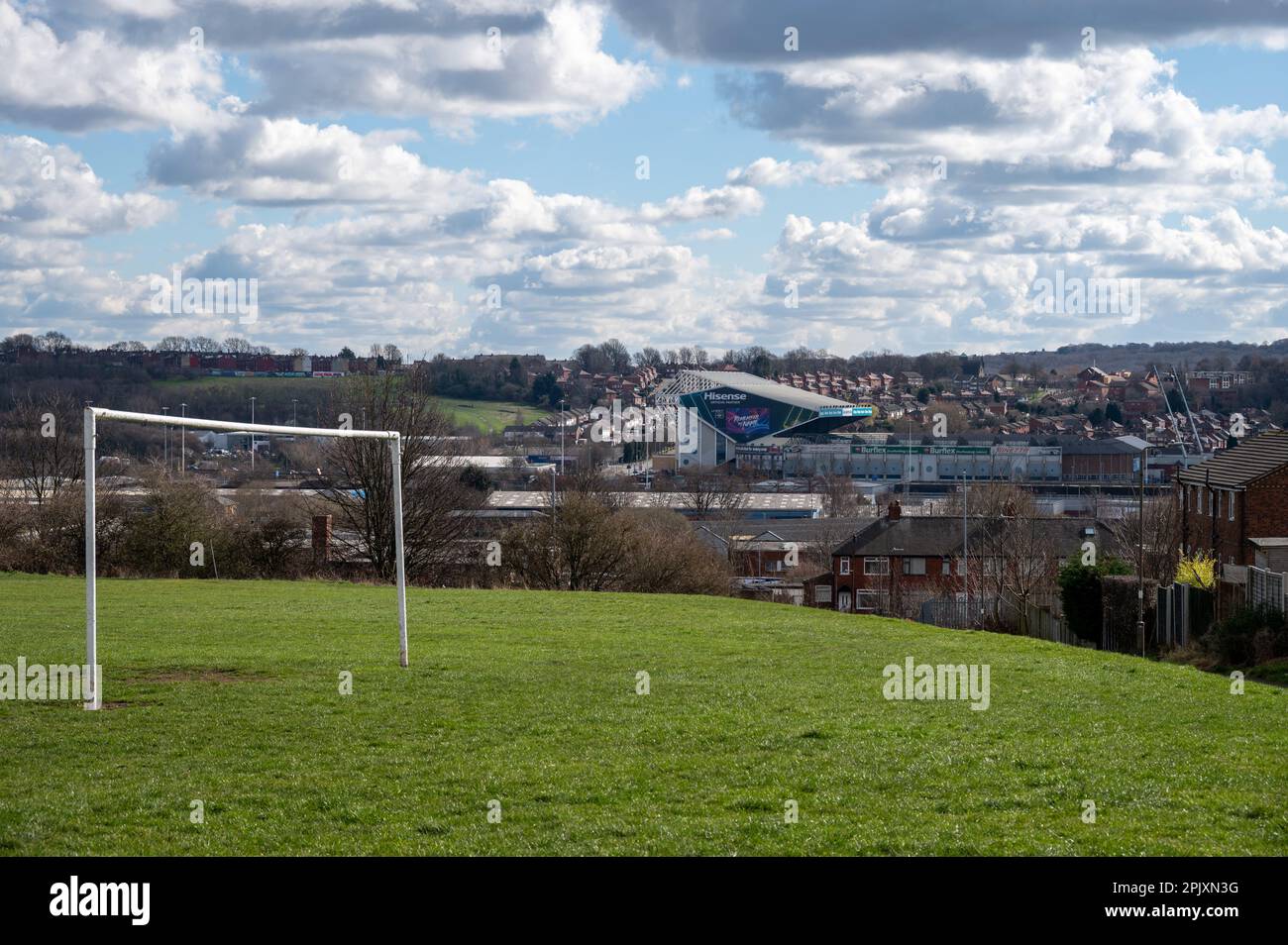 LEEDS, INGHILTERRA-MARZO 07,2023 - Vista della campagna della citta' di Leeds e del suo stadio di calcio nel Regno Unito Foto Stock