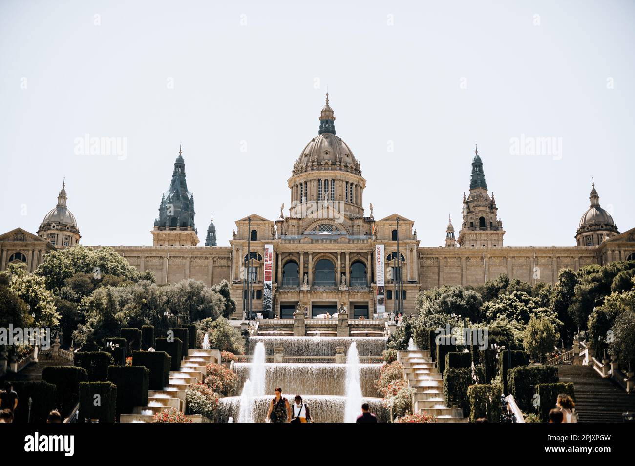 Spagna, Barcellona, 14.07.2021 . Barcellona nel pomeriggio, una bella vista della città in una giornata di sole dalla montagna Montjuic. Castello di Montjuic o Cast Foto Stock